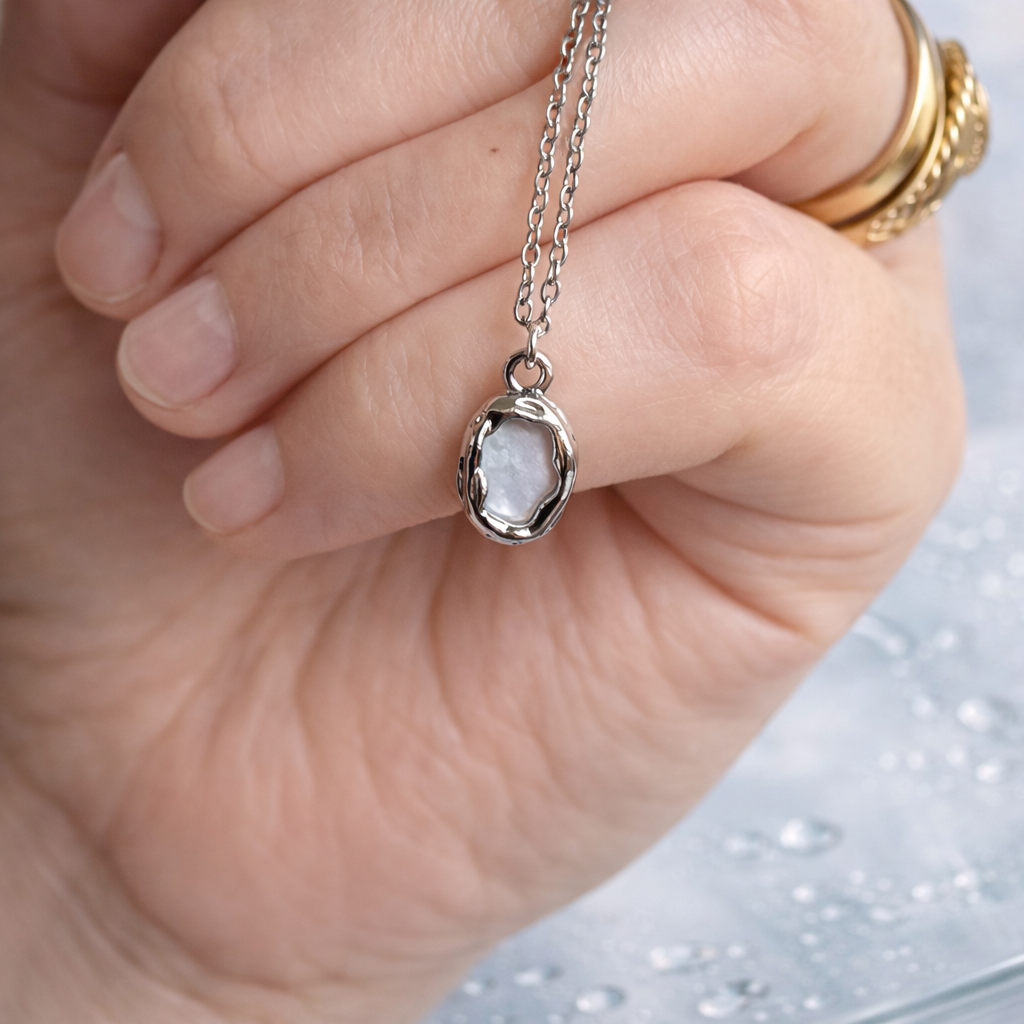 Hand mit Damenkette by DAVUTA