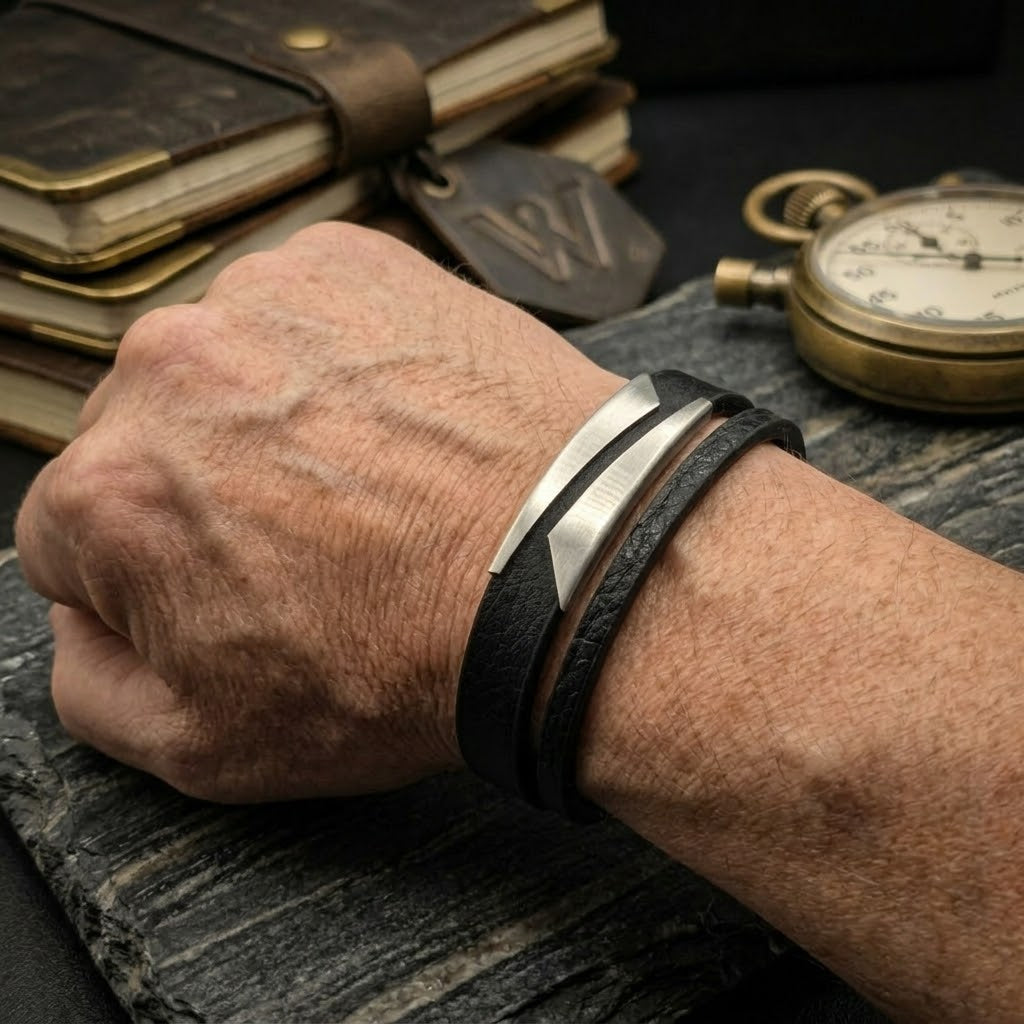 Herren Armband Leder und Edelstahl silber an Arm by DAVUTA