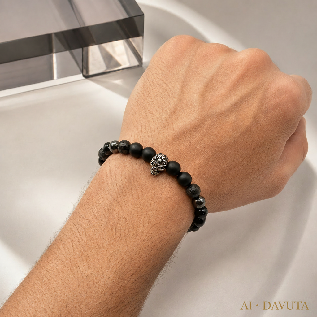 Herren Armband Onyx Lava Hämatit Totenkopf am Arm by DAVUTA

