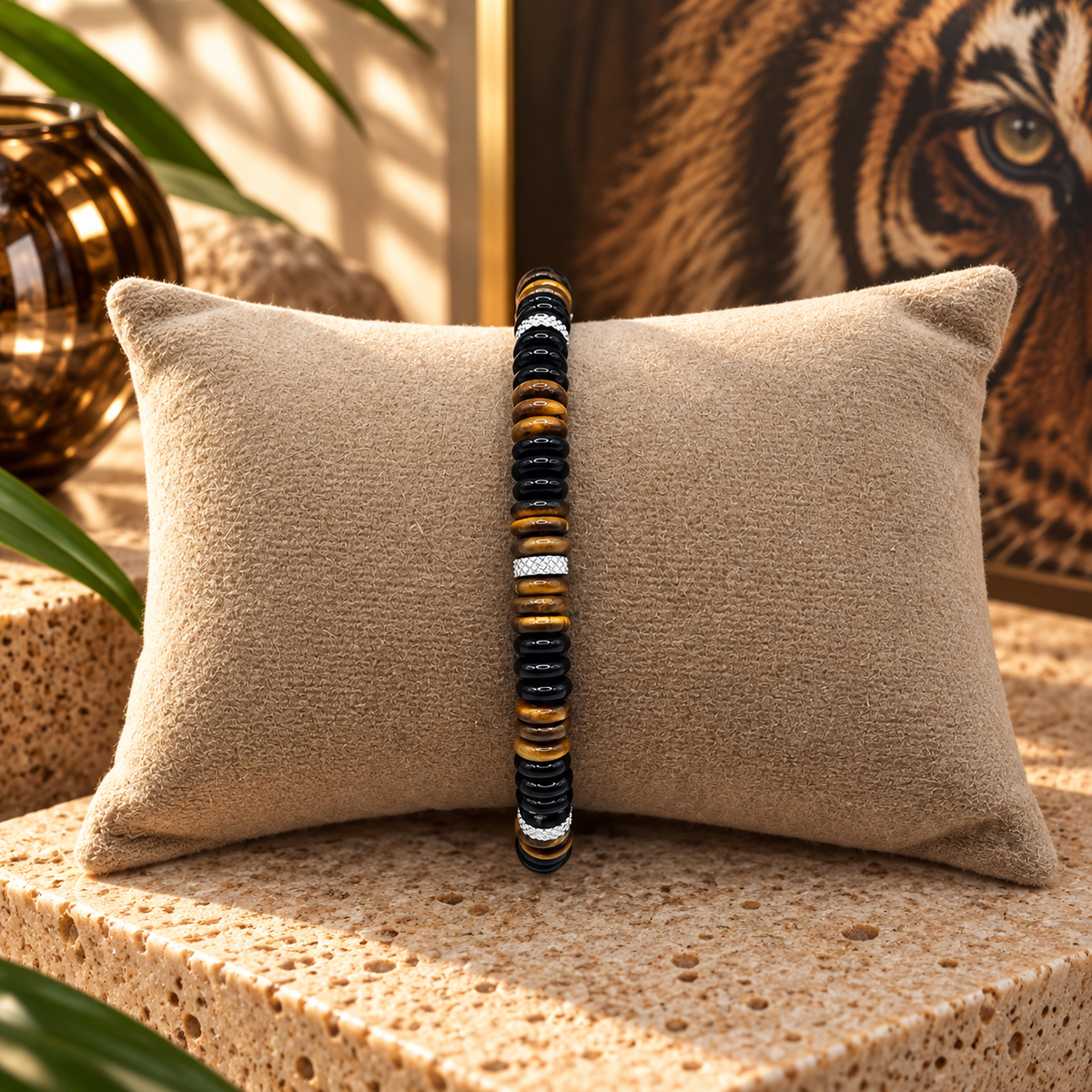 Herrenarmband aus Onyx und Tigerauge mit Edelstahl DAVUTA auf Kissen