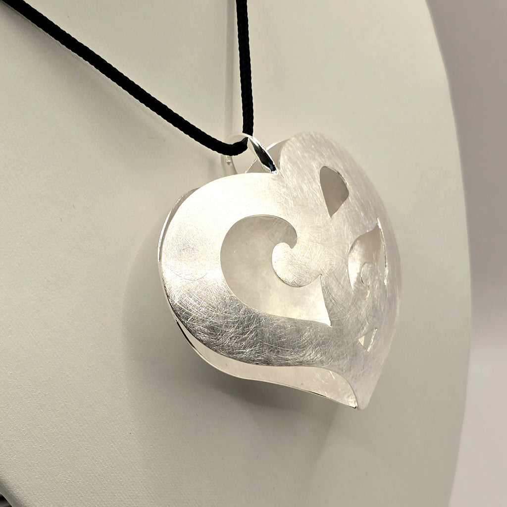Damen Anhänger Herz mit Band / Cuore Forte / 925er Silber / Statement-Herz kraftvoll  + klar