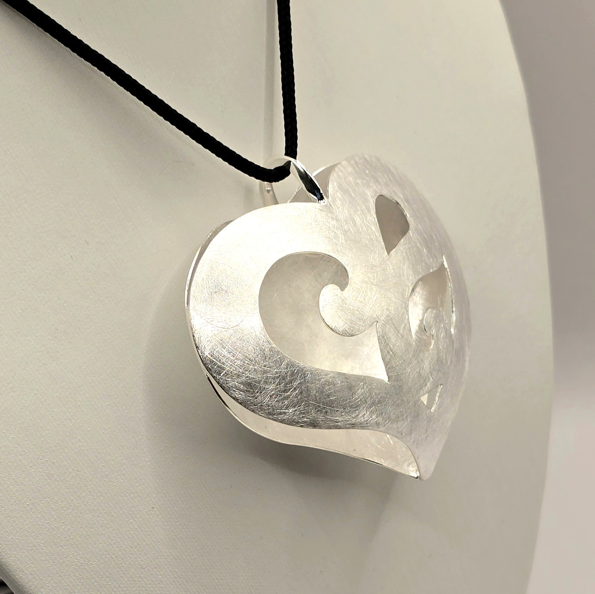 Damen Anhänger Herz mit Band / Cuore Forte / 925er Silber / Statement-Herz kraftvoll  + klar