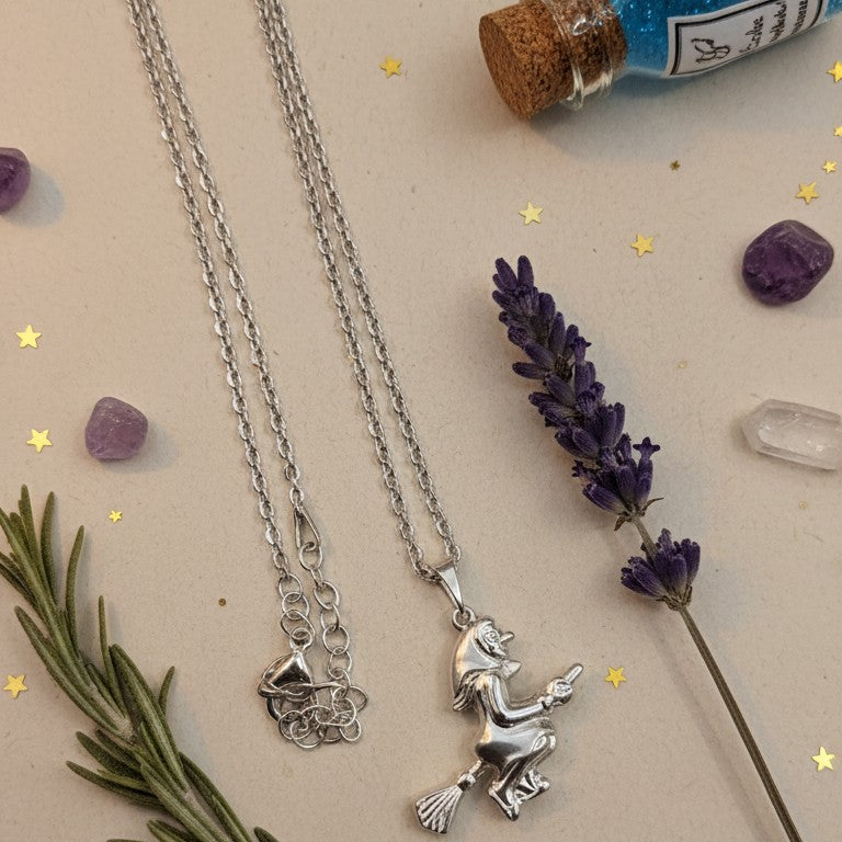 Detailbild mit Deko Kette in silber mit kleiner Hexe