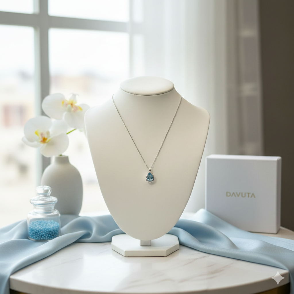 Anhänger Blau Topas in Tropfenform gefasst mit 925er Silber mit Kette an Büste von DAVUTA