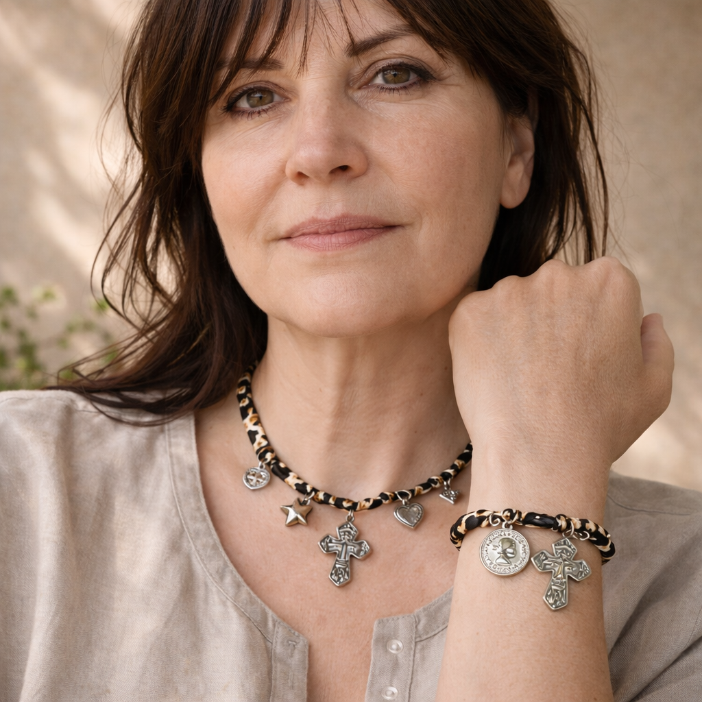 Model mit Kette und Armband Leoprint und Symbole by DAVUTA