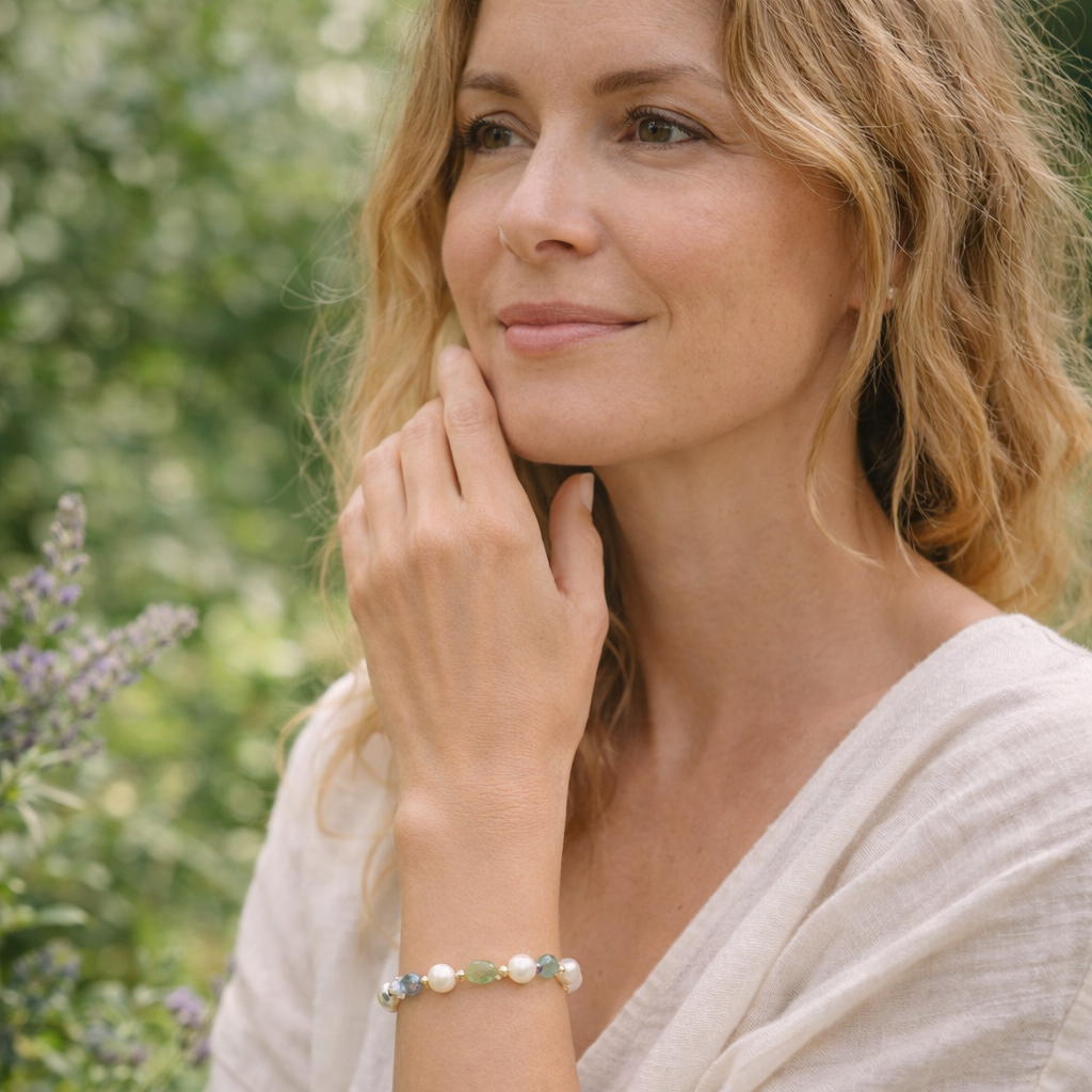 Damen Armband Edelstein / "Pastello Celeste" / Süßwasserperle / Vergoldetes Detail