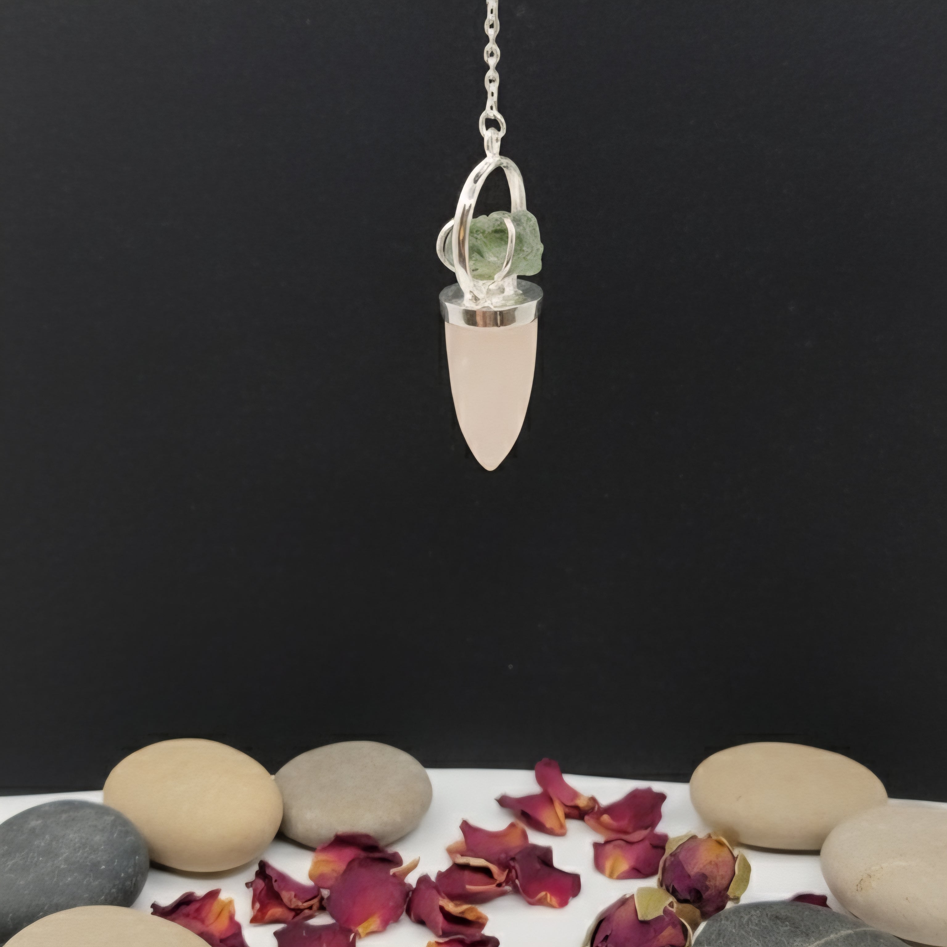 Pendel mit Rosenquarz und eingefasstem Moldavitstein an Silberkette