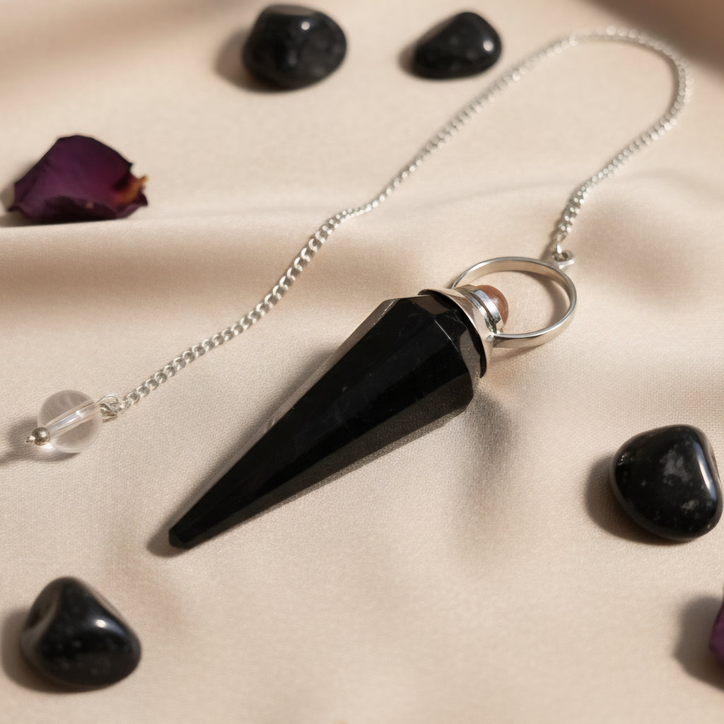 Facettierte Turmalinspitze als Pendel mit Sonnenstein und Silberkette