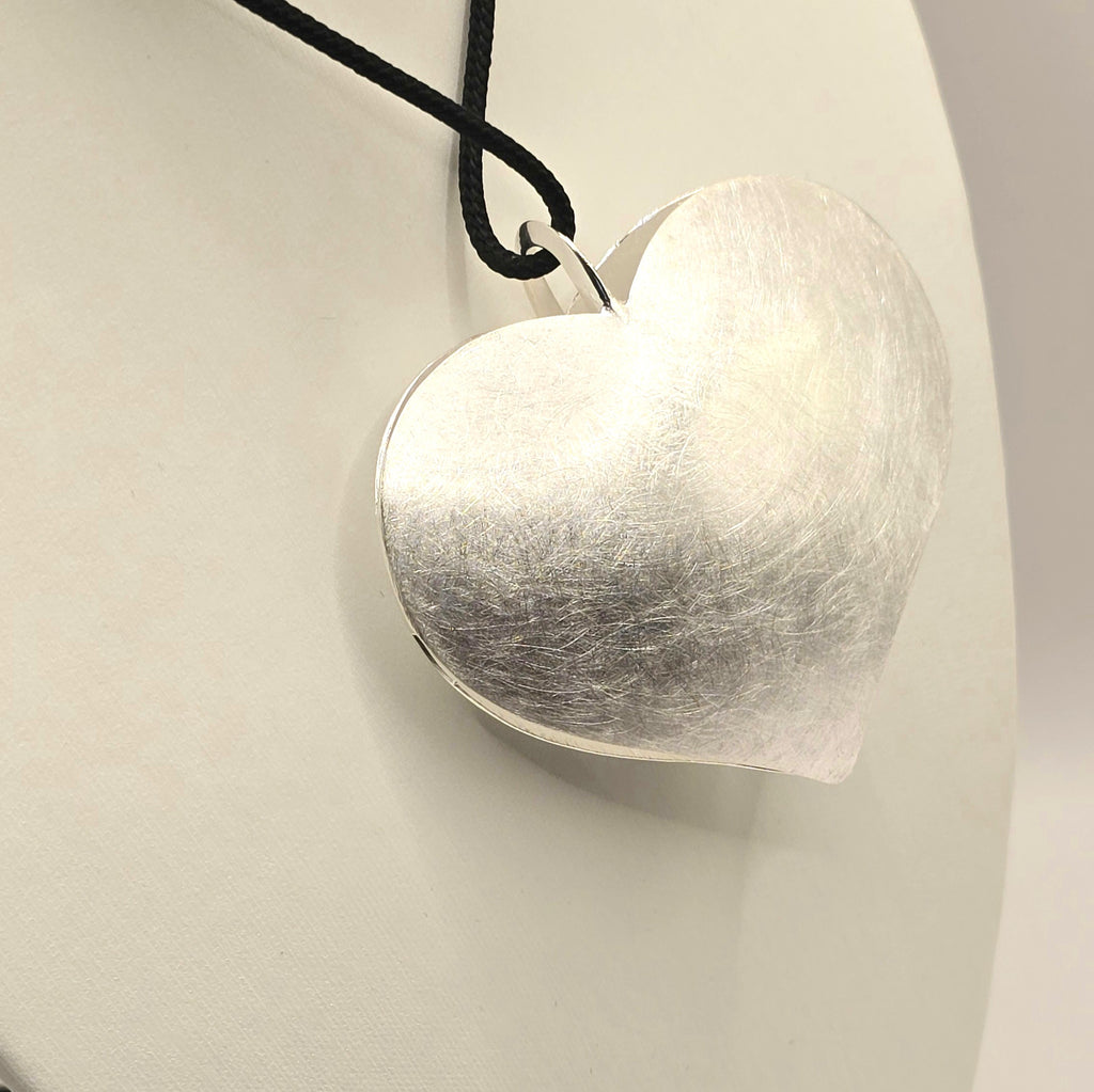 Damen Anhänger Herz mit Band / Cuore Forte / 925er Silber / Statement-Herz kraftvoll  + klar