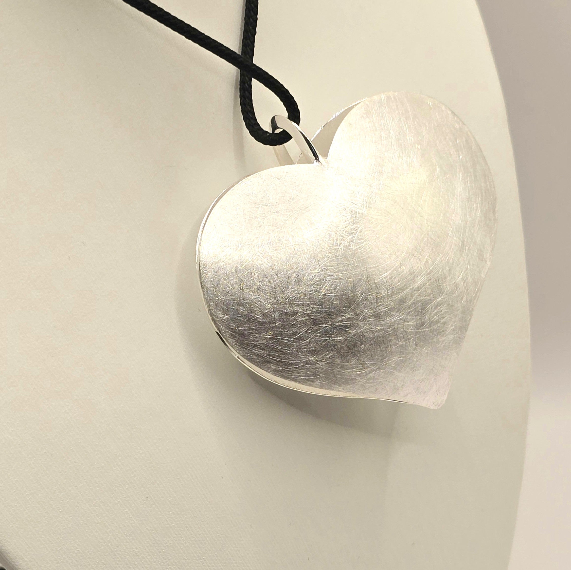 Damen Anhänger Herz mit Band / Cuore Forte / 925er Silber / Statement-Herz kraftvoll  + klar