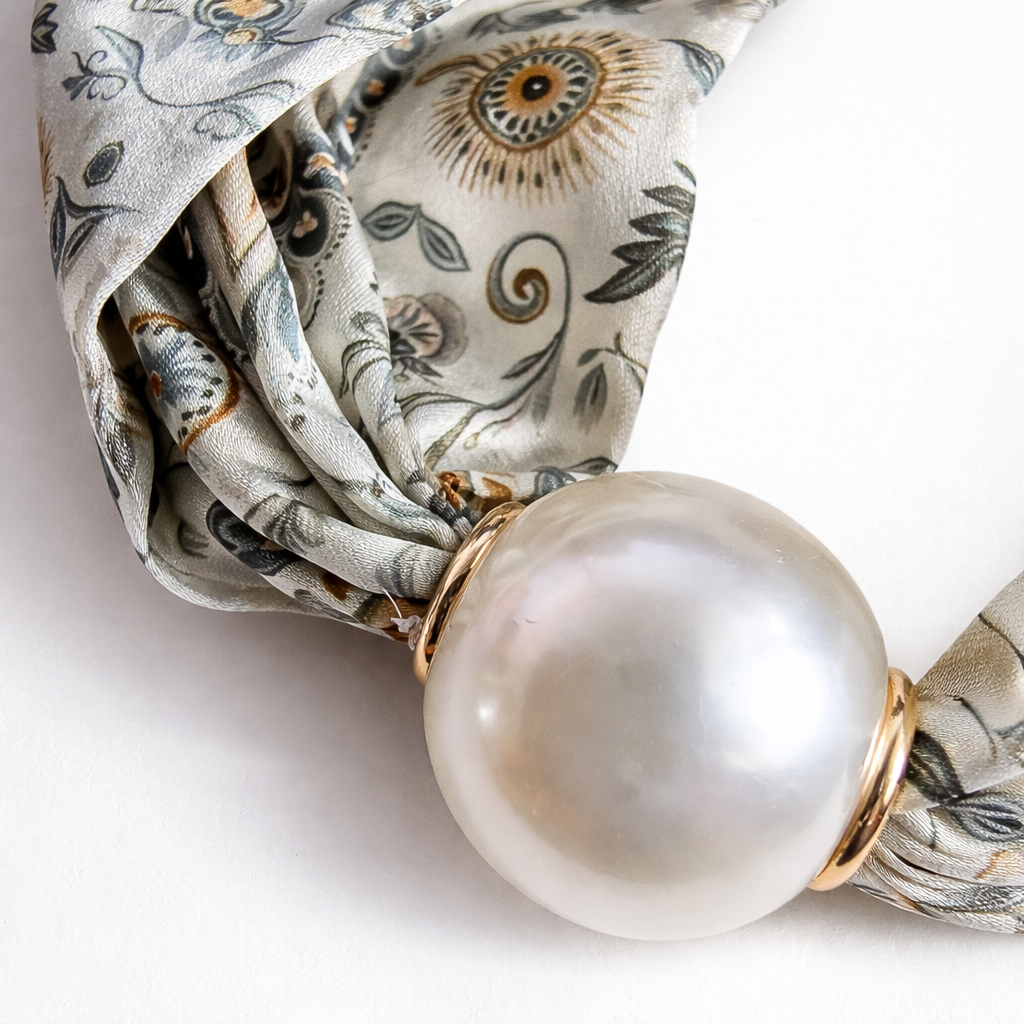 Detail Perle am Schaltuh No. 3 by DAVUTA