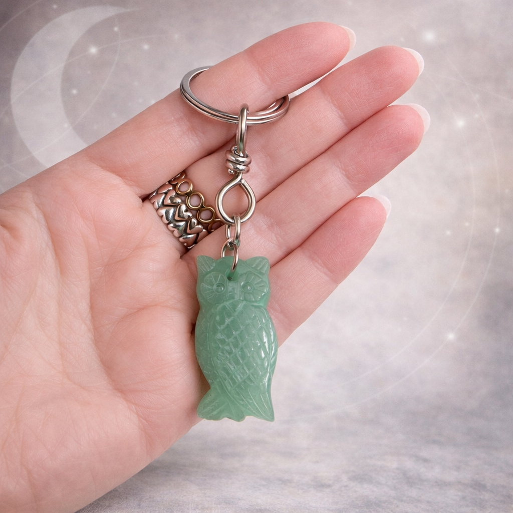 Aventurin Schlüsselanhänger Eule auf Hand