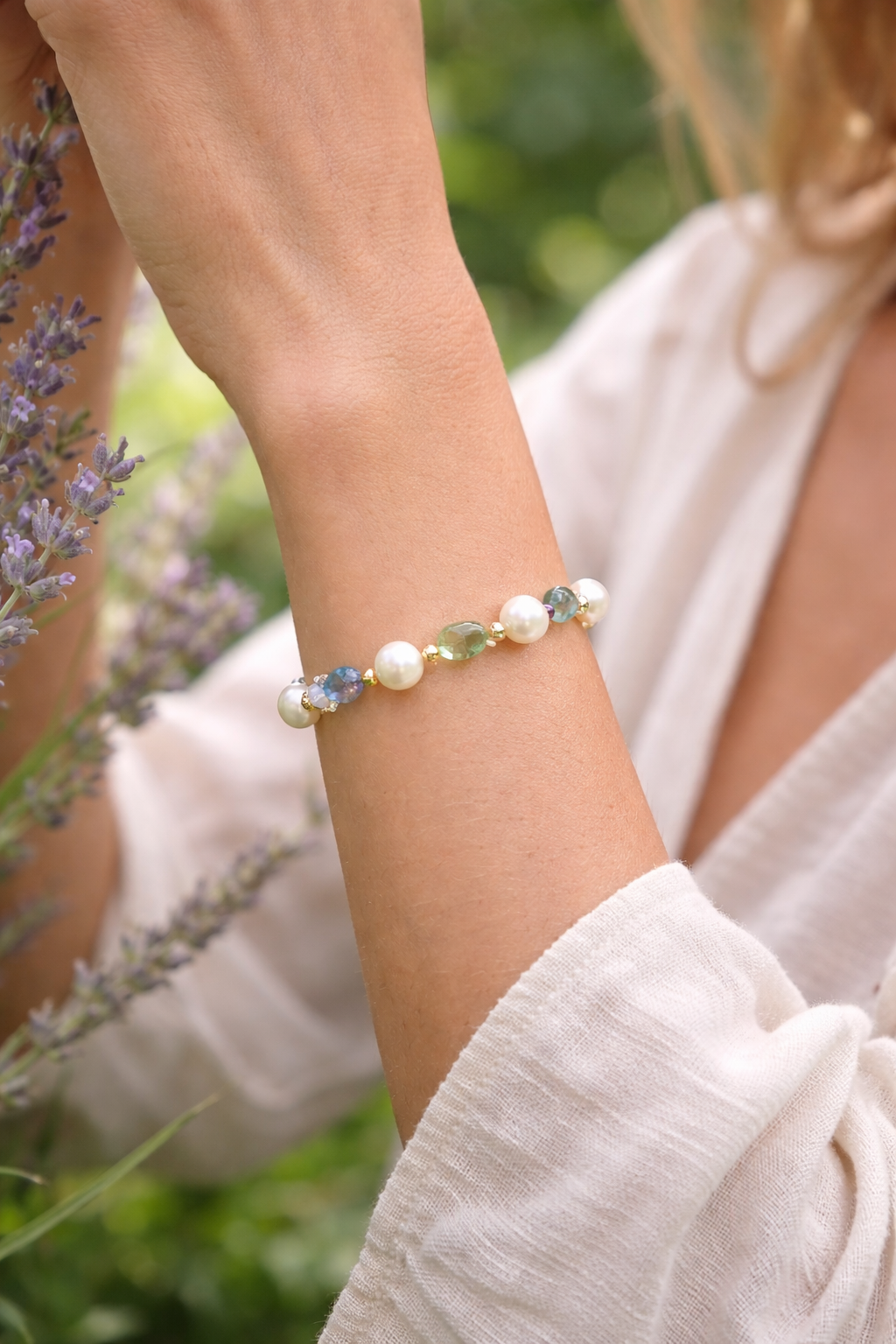 Damen Armband Edelstein / "Pastello Celeste" / Süßwasserperle / Vergoldetes Detail